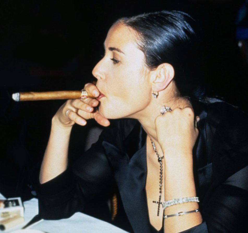 Демі Мур з сигарою
