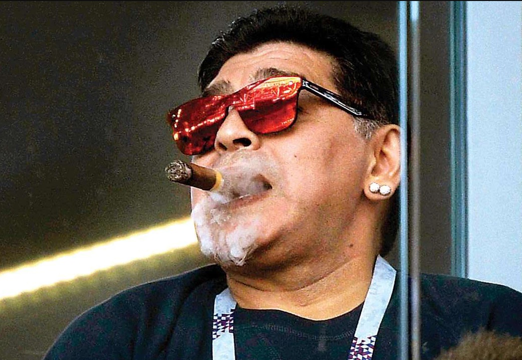 Диего Марадона с сигарой
