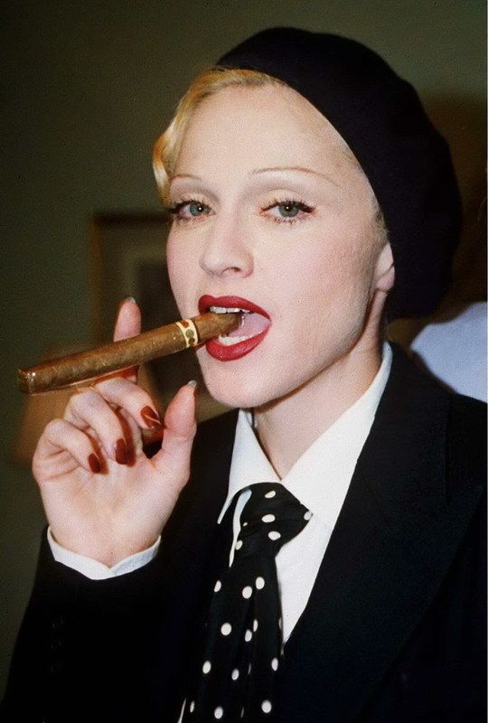 Мадонна з сигарою